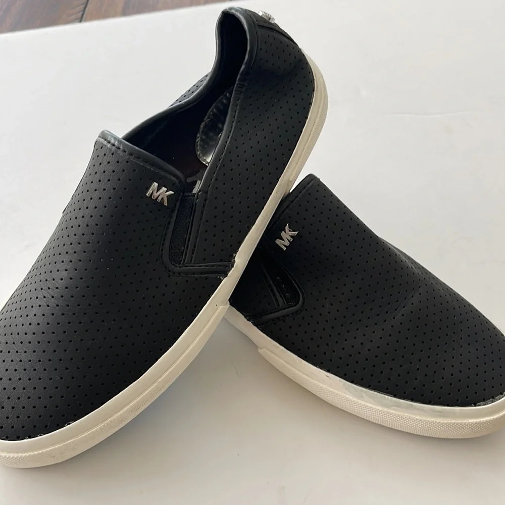 Michael Kors Black perforated slip on flats leather shoes size 6M - Picture 15 of 16